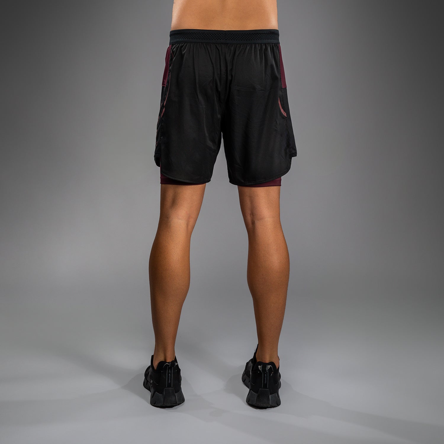 Pánské tréninkové šortky Venum x Assassin’s Creed Shadows - vínová/černá