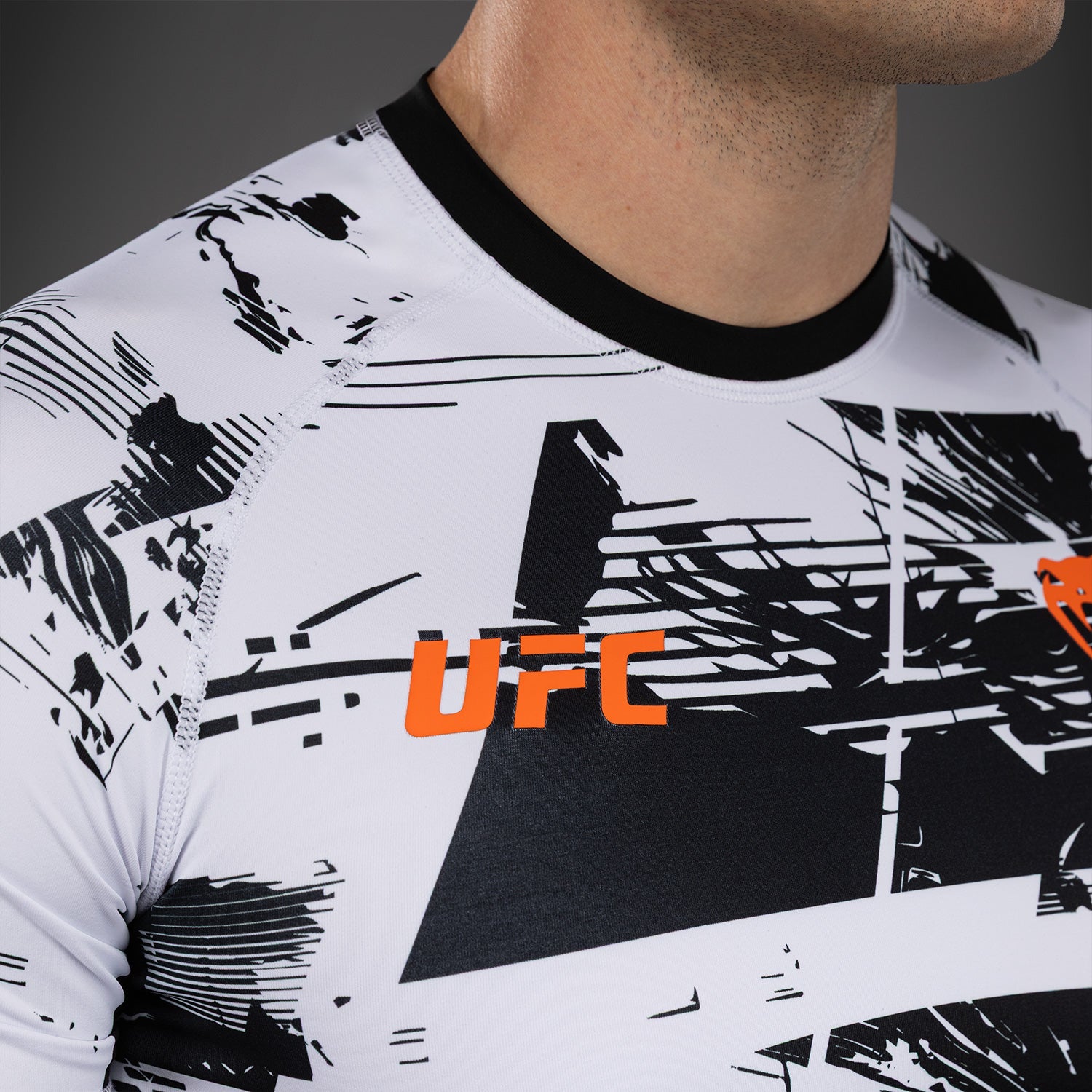 Pánský UFC Zenith by Venum bílý autentický výkonnostní rashguard s krátkým rukávem pro bojový týden