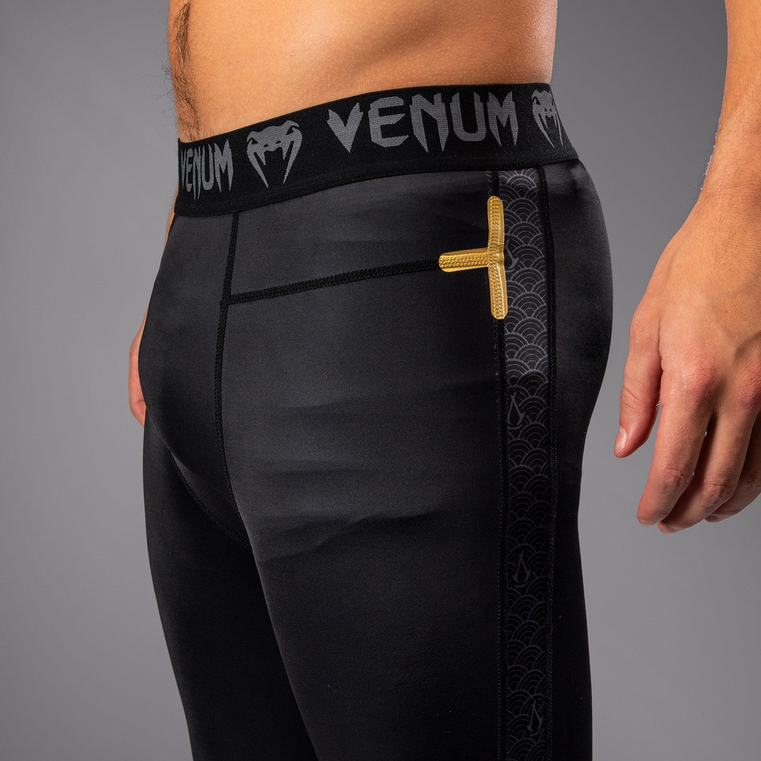 Venum x Assassin's Creed Shadows Spats - Černá/Zlatá