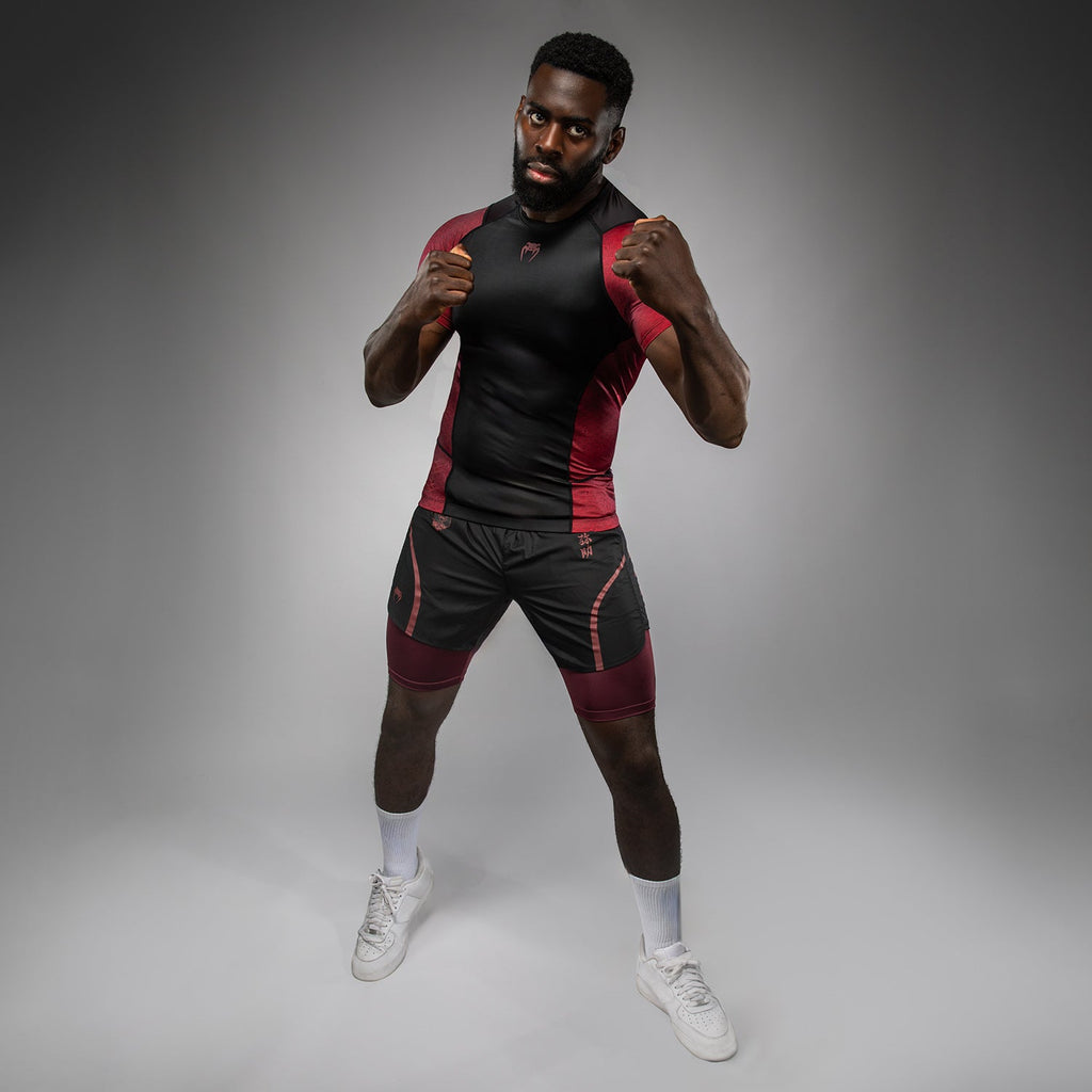 Venum x Assassin’s Creed Shadows Pánské tričko s krátkým rukávem Rashguard - vínová/černá