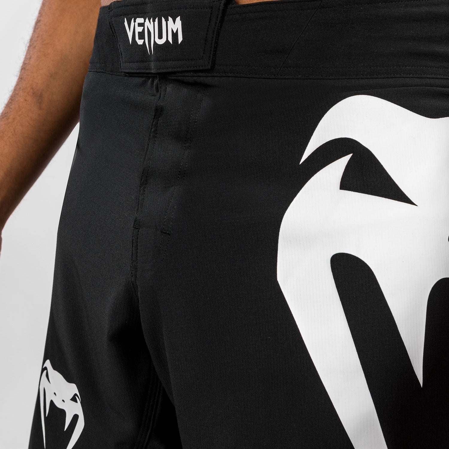 Venum Light 5.0 Fightshort - Černá/Bílá
