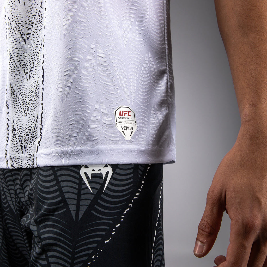 Pánský dres UFC Zenith od Venum Authentic Fight Night Walkout Jersey v bílé barvě