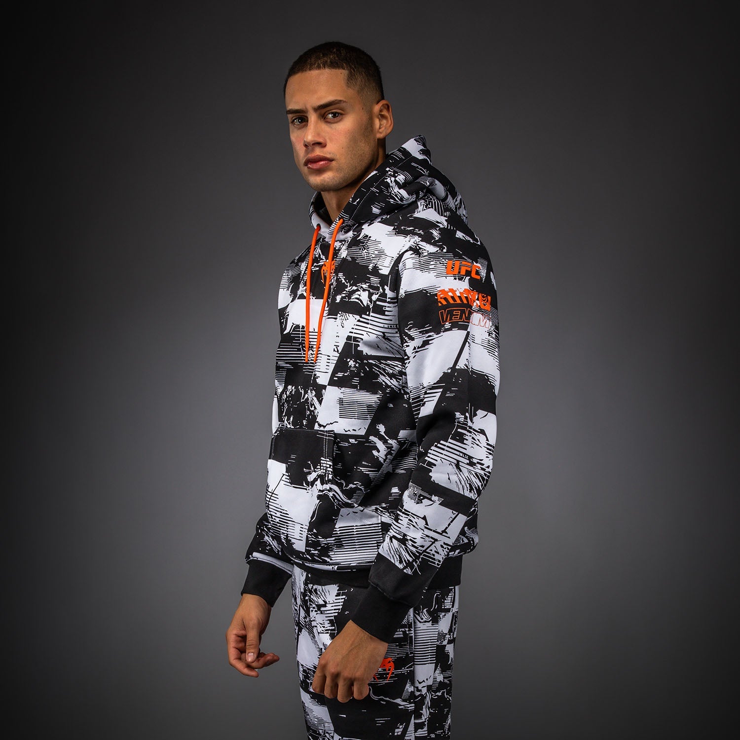 Pánská bílá autentická mikina s kapucí UFC Zenith by Venum Authentic Fight Week