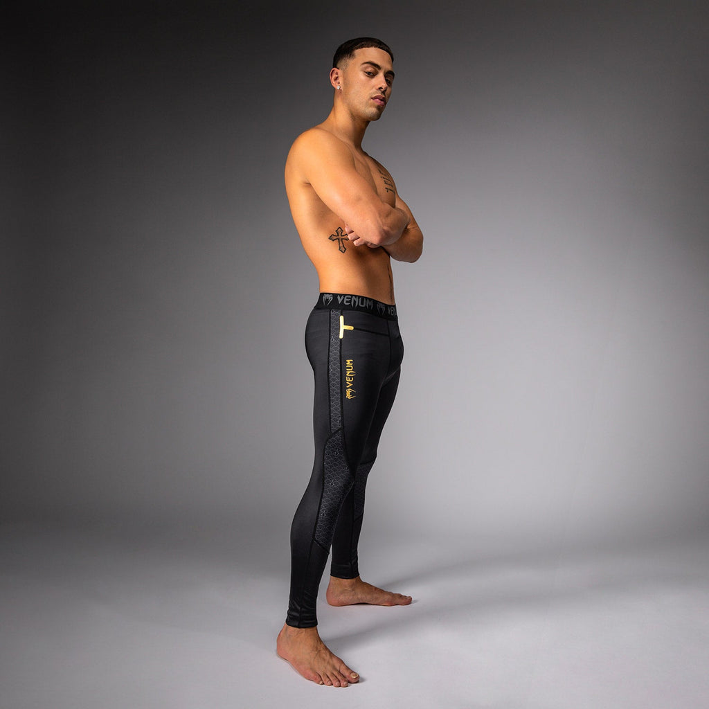 Venum x Assassin's Creed Shadows Spats - Černá/Zlatá