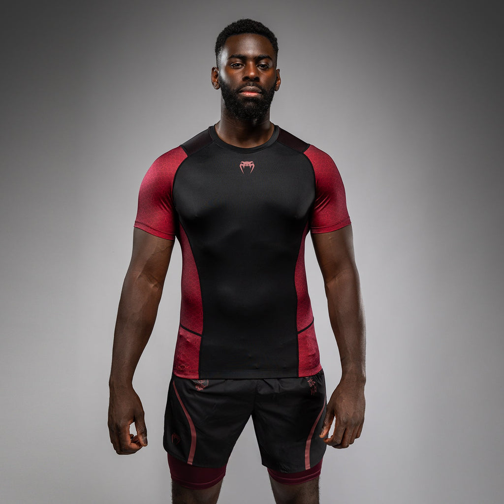 Venum x Assassin’s Creed Shadows Pánské tričko s krátkým rukávem Rashguard - vínová/černá