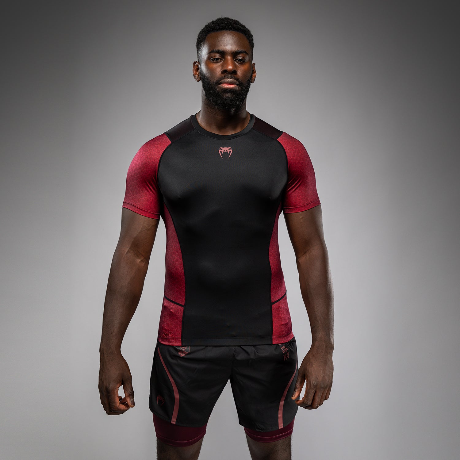 Venum x Assassin’s Creed Shadows Pánské tričko s krátkým rukávem Rashguard - vínová/černá