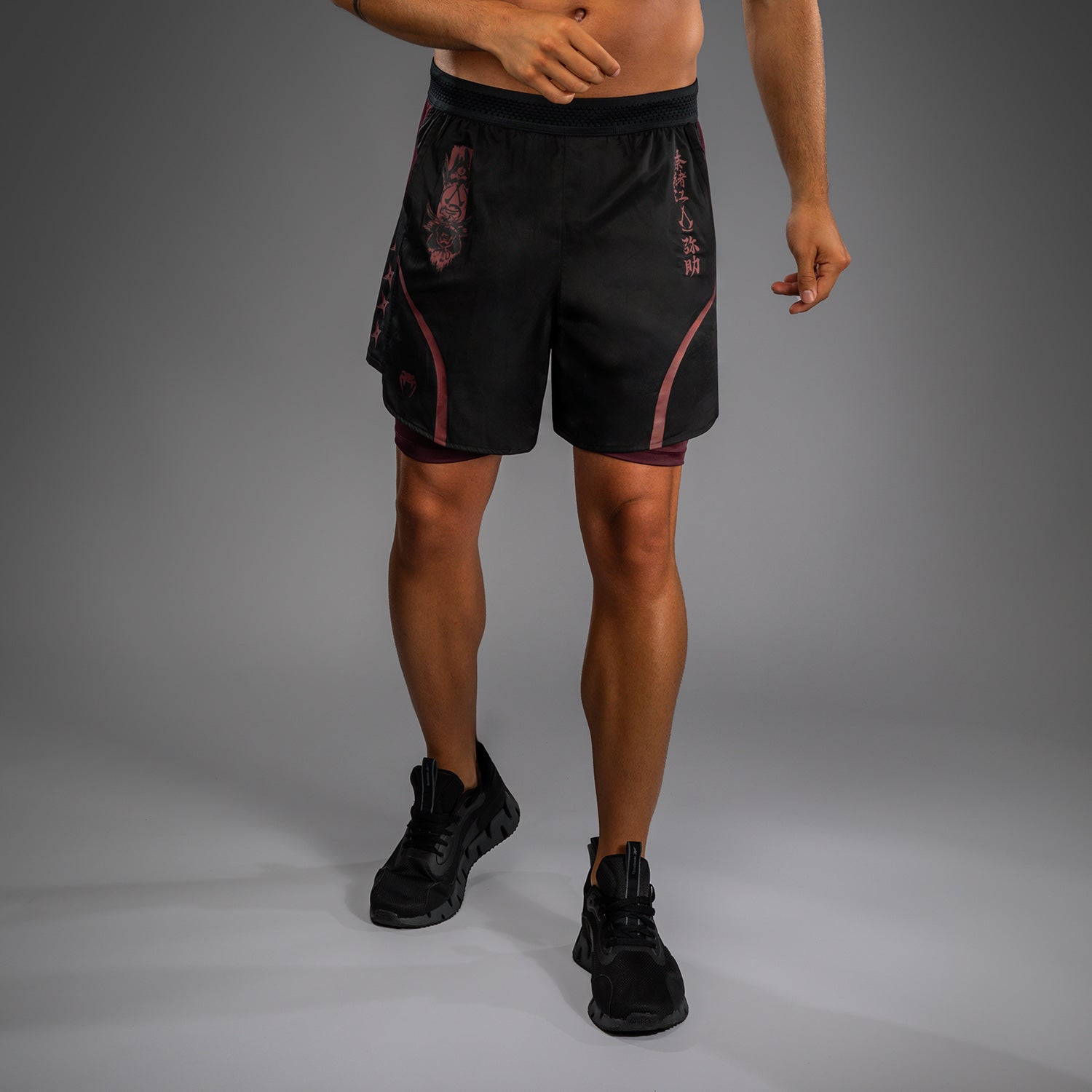 Pánské tréninkové šortky Venum x Assassin’s Creed Shadows - vínová/černá