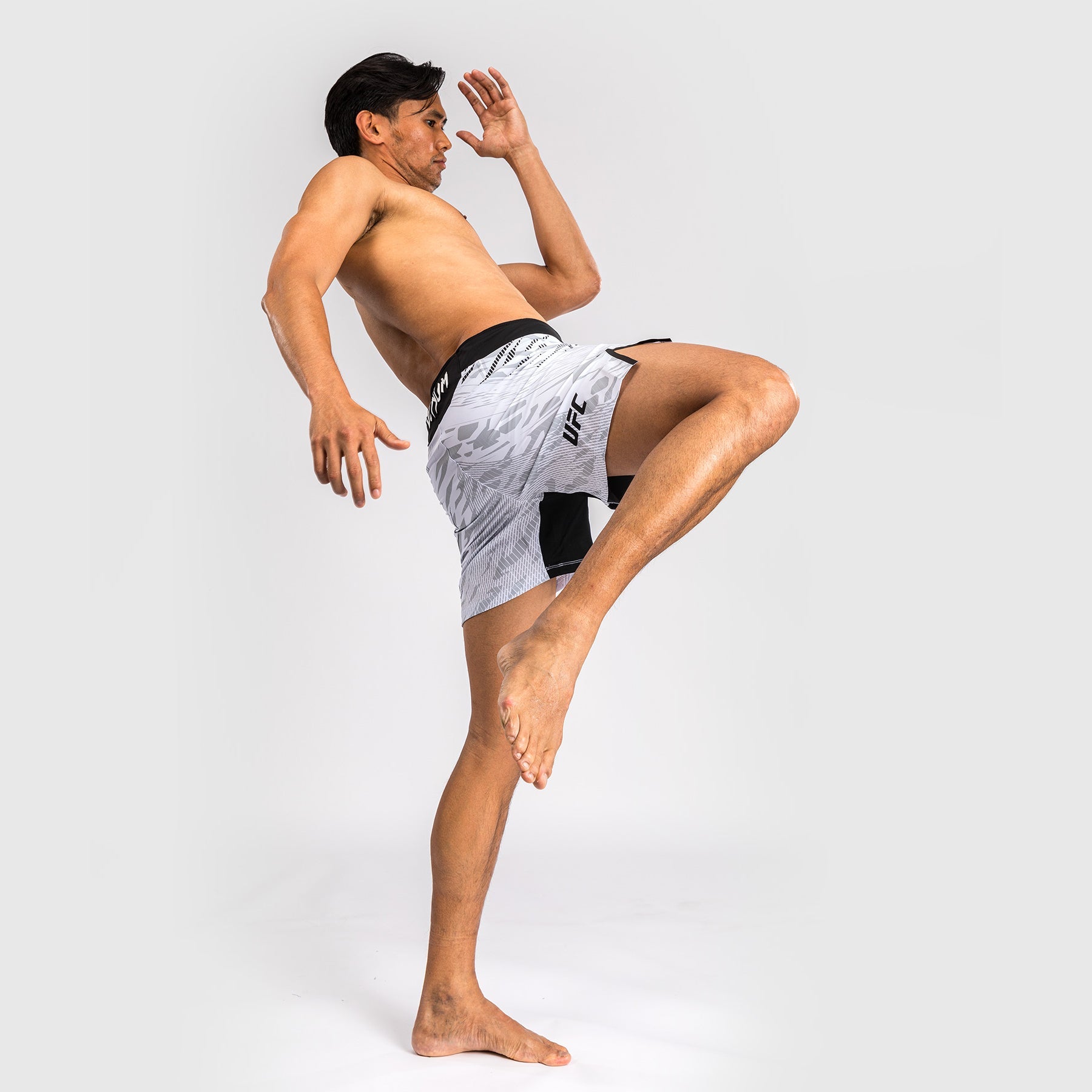 UFC Fusion by Venum Pánské kraťasy Authentic Fight Night - Krátký střih - Bílá