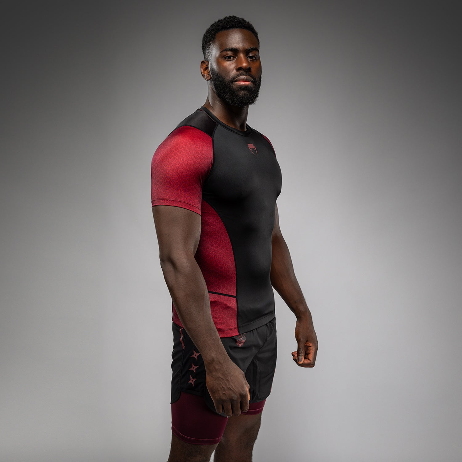 Venum x Assassin’s Creed Shadows Pánské tričko s krátkým rukávem Rashguard - vínová/černá