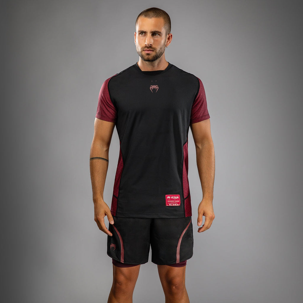 Venum x Assassin’s Creed Shadows Pánské Triko Dry-Tech - Bordová/Černá