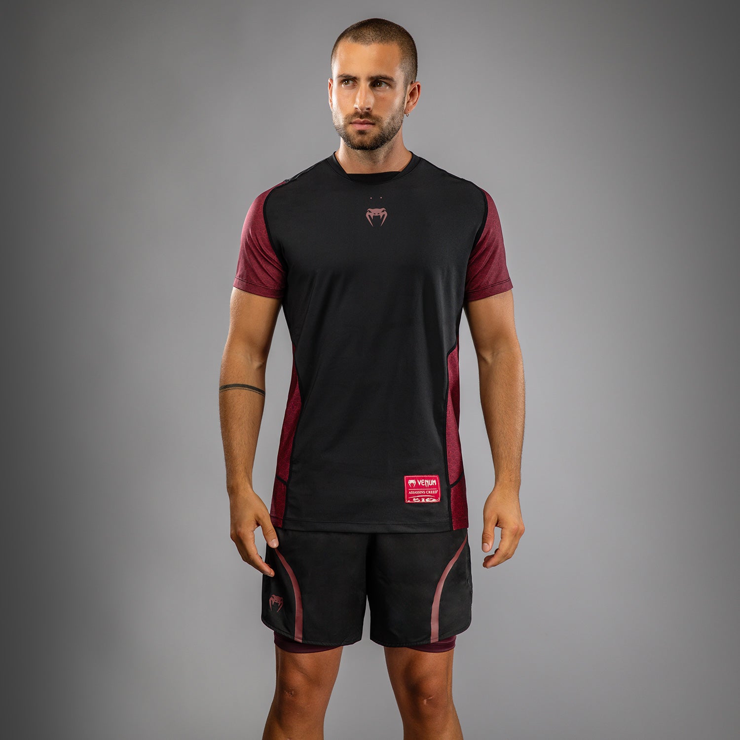 Venum x Assassin’s Creed Shadows Pánské Triko Dry-Tech - Bordová/Černá