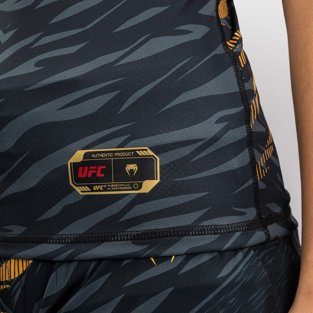 UFC Fusion by Venum Dámské přiléhavé tílko Authentic Fight Night s vestavěnou podprsenkou - Šampion