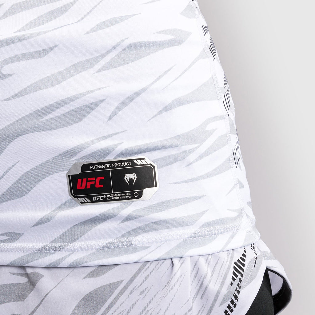 UFC Fusion by Venum Dámské přiléhavé tílko Authentic Fight Night s všitou sportovní podprsenkou - bílé