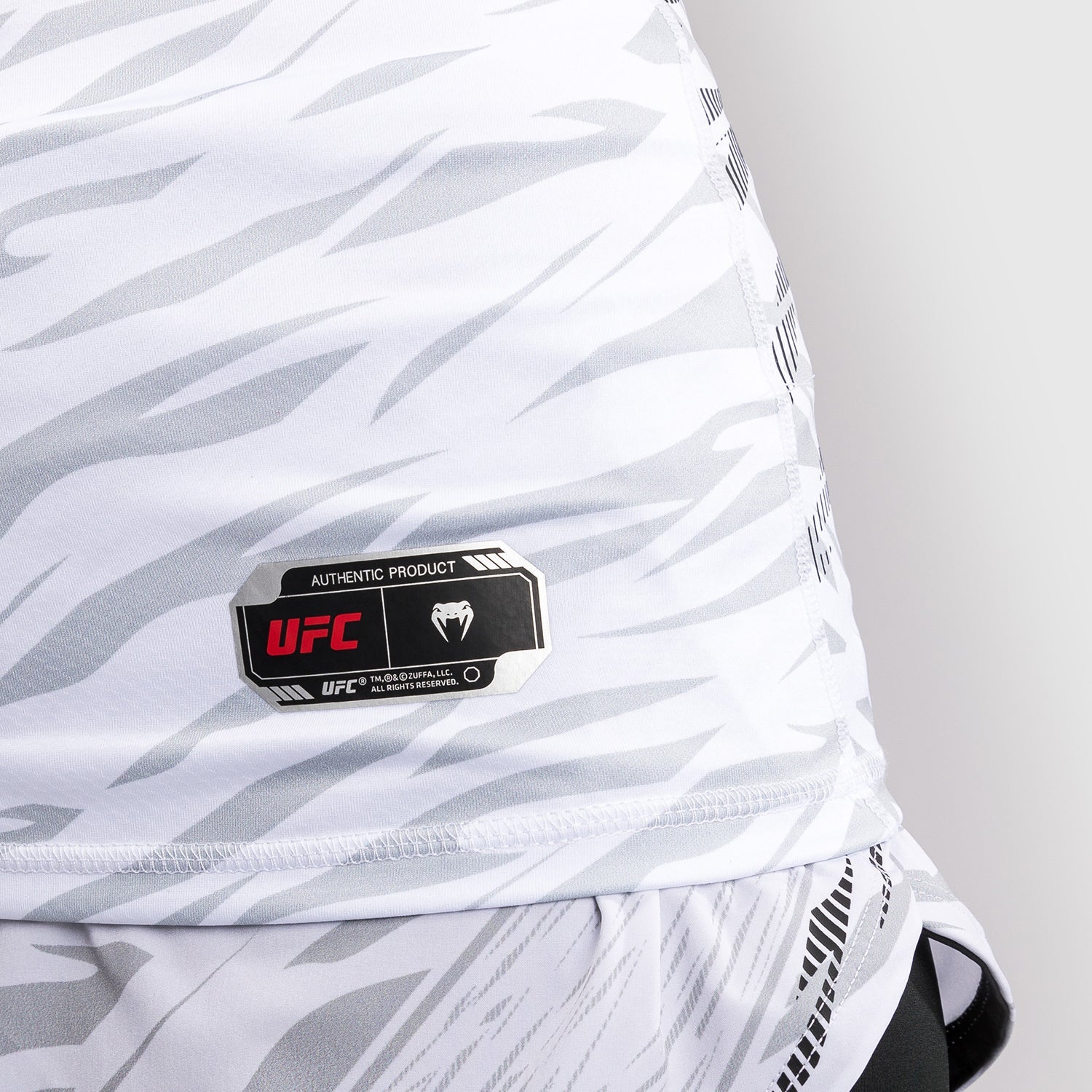 UFC Fusion by Venum Dámské přiléhavé tílko Authentic Fight Night s všitou sportovní podprsenkou - bílé