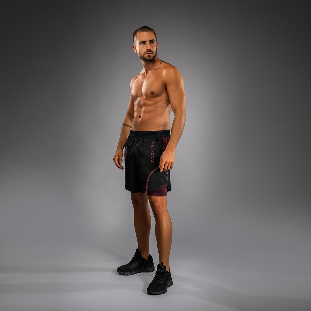 Pánské tréninkové šortky Venum x Assassin’s Creed Shadows - vínová/černá