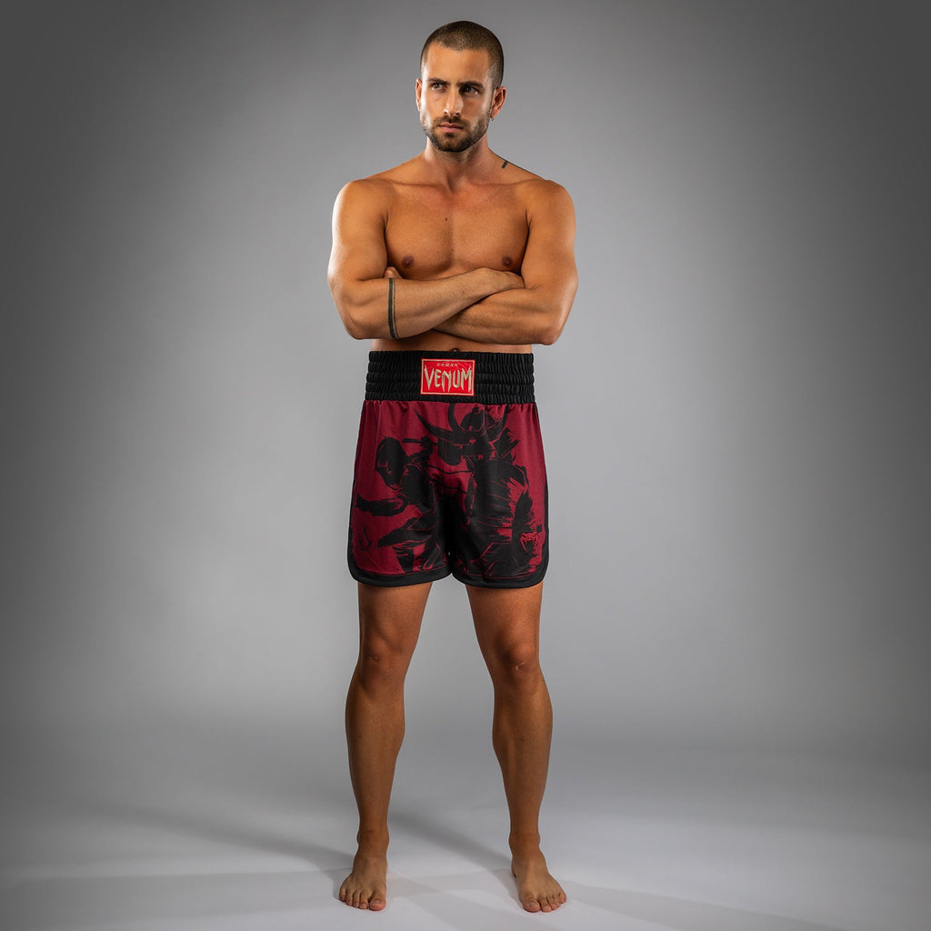 Pánské boxerské kraťasy Venum x Assassin’s Creed Shadows - vínová/černá