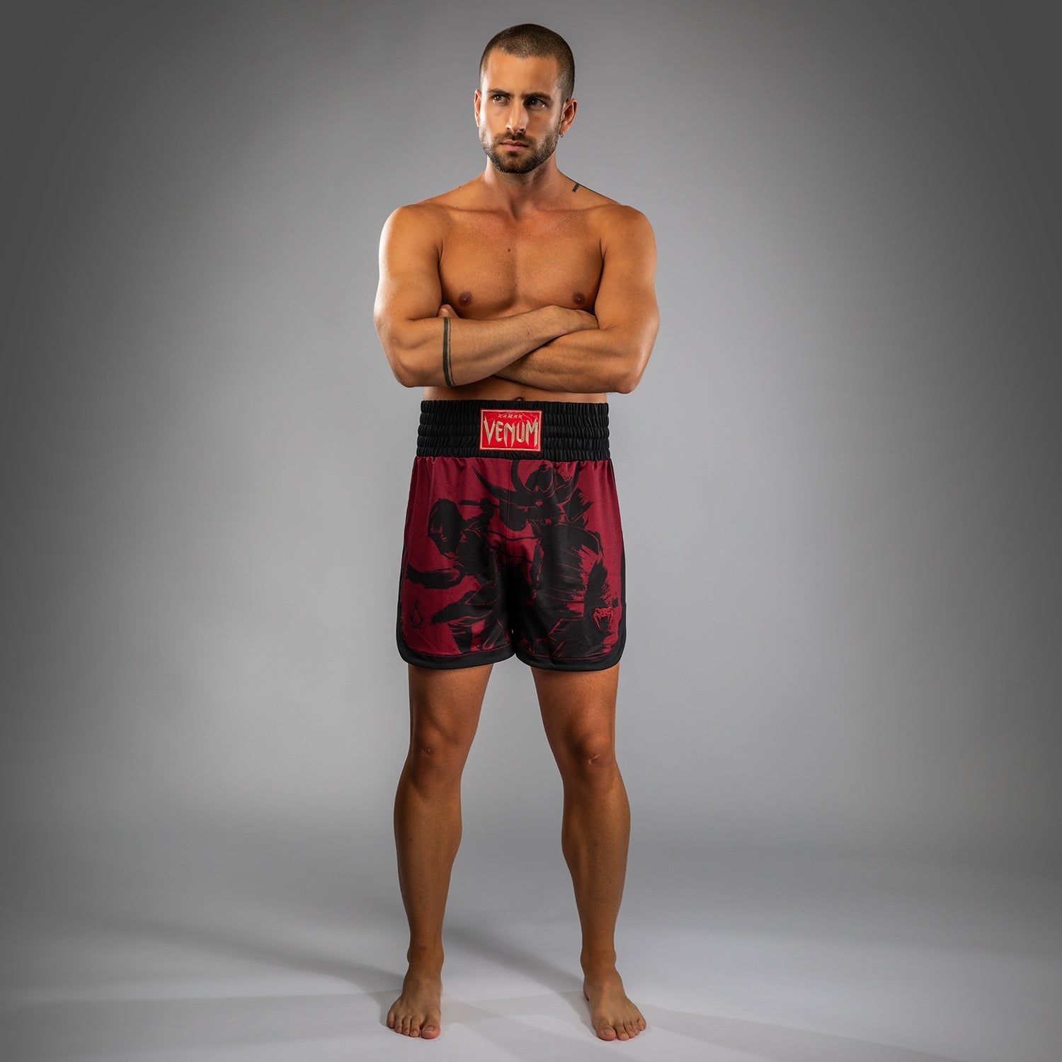 Pánské boxerské kraťasy Venum x Assassin’s Creed Shadows - vínová/černá