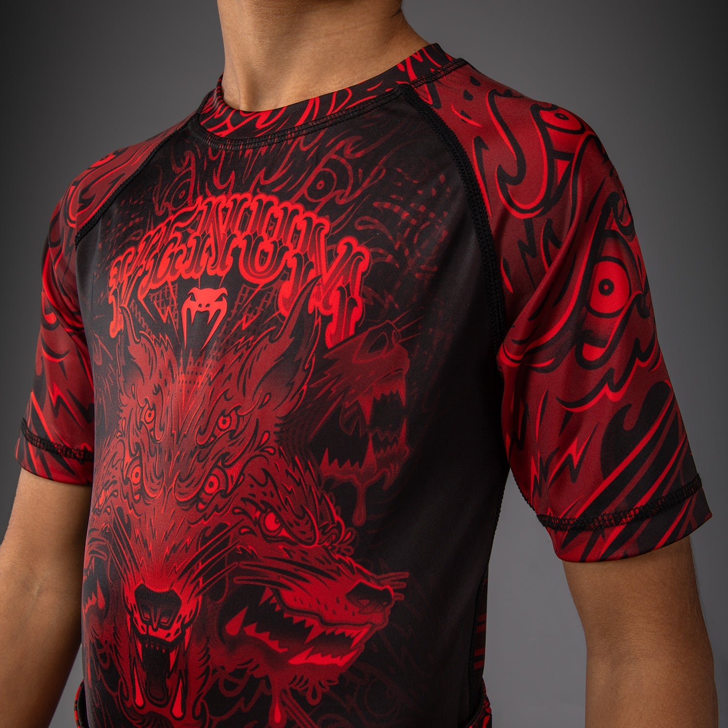 Dětský rashguard Venum Wolf Atak s krátkým rukávem - černá/červená