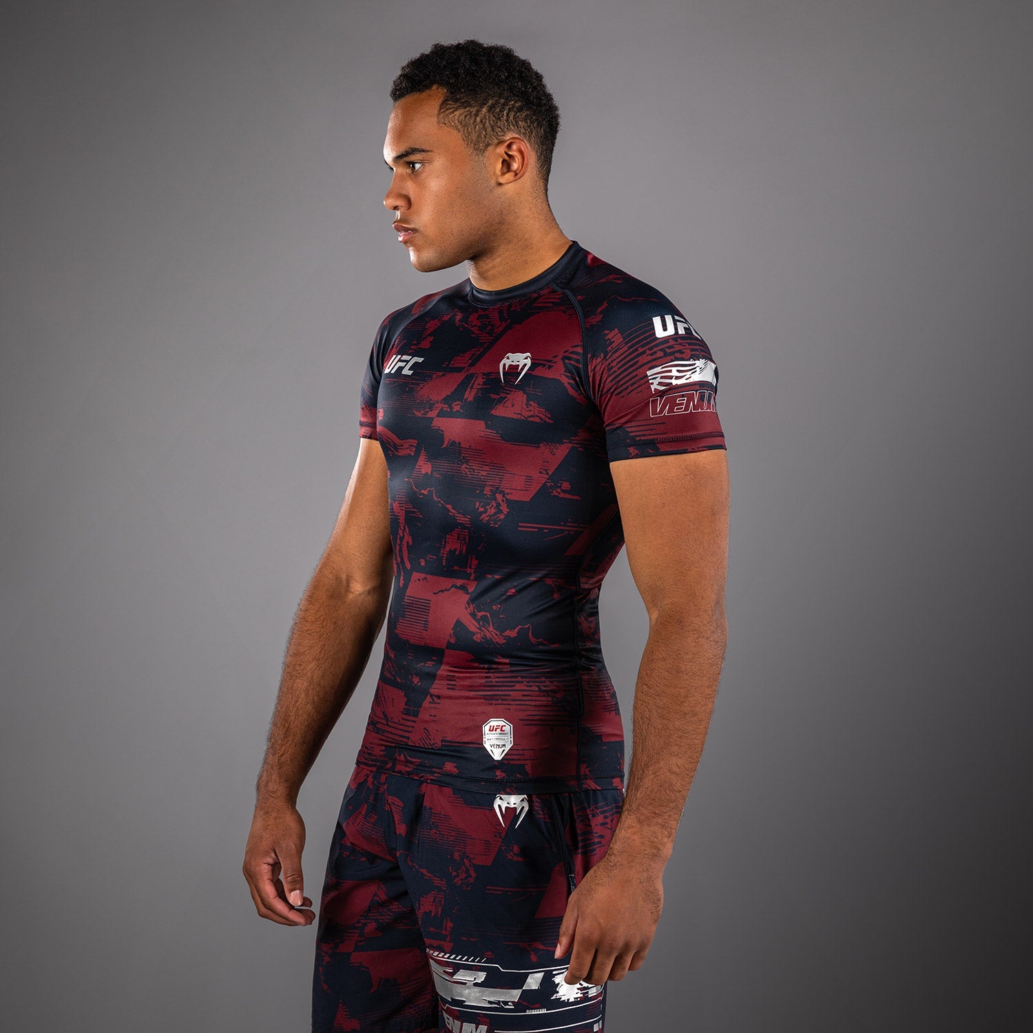 Pánský UFC Zenith od Venum Burgundsko Autentický Fight Week Performance Krátký rukáv Rashguard