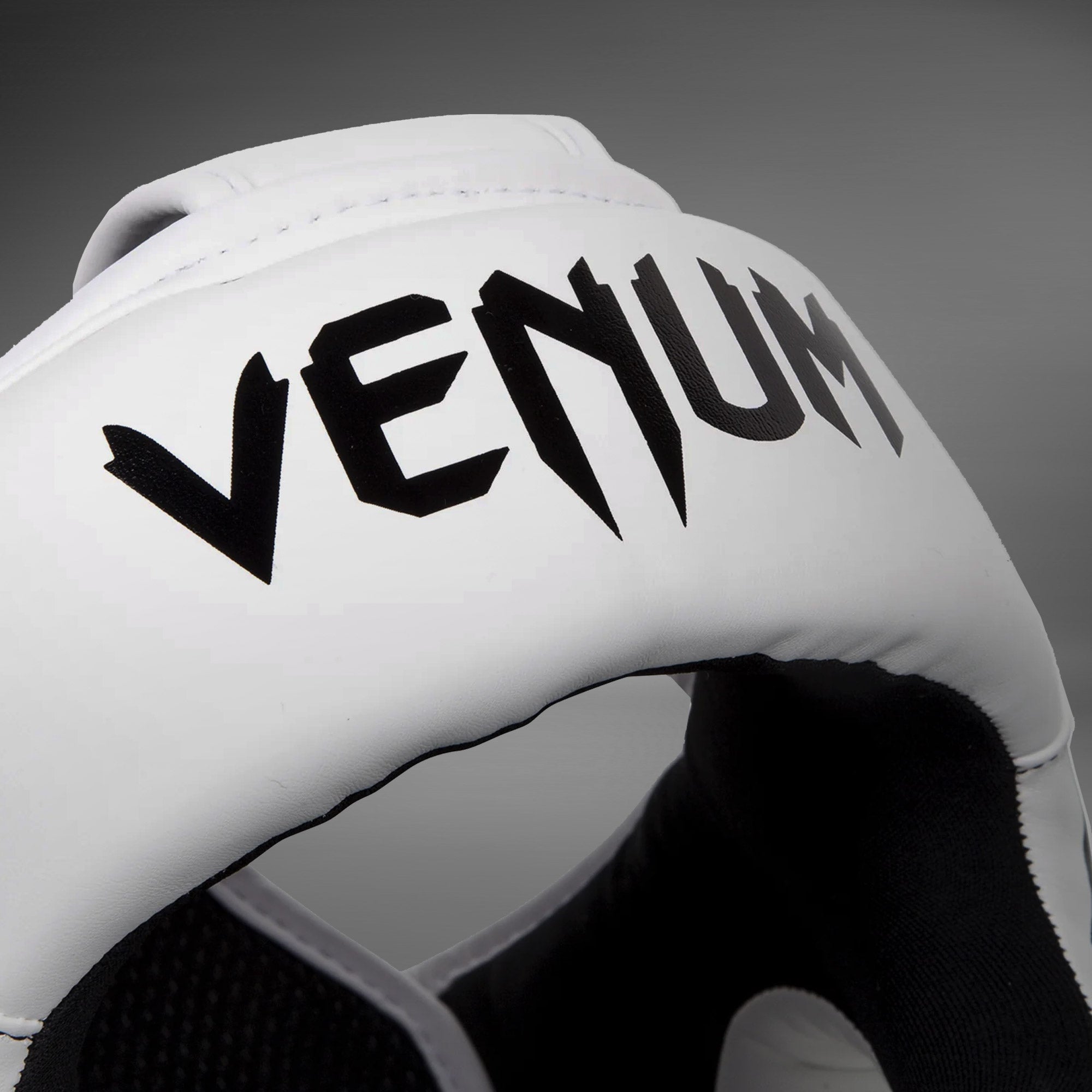 Venum Elite Headgear – Bílá/Černá