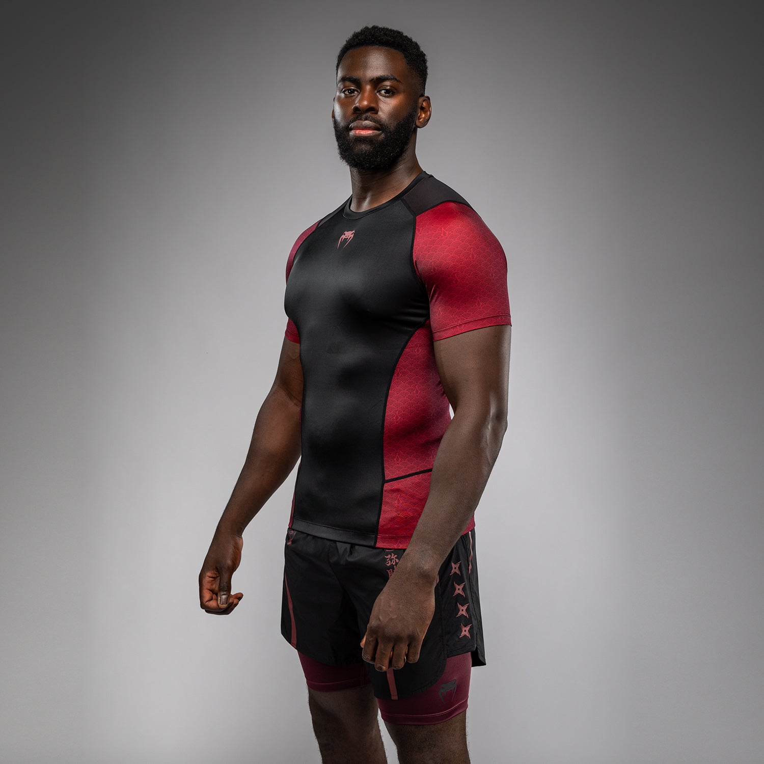 Venum x Assassin’s Creed Shadows Pánské tričko s krátkým rukávem Rashguard - vínová/černá