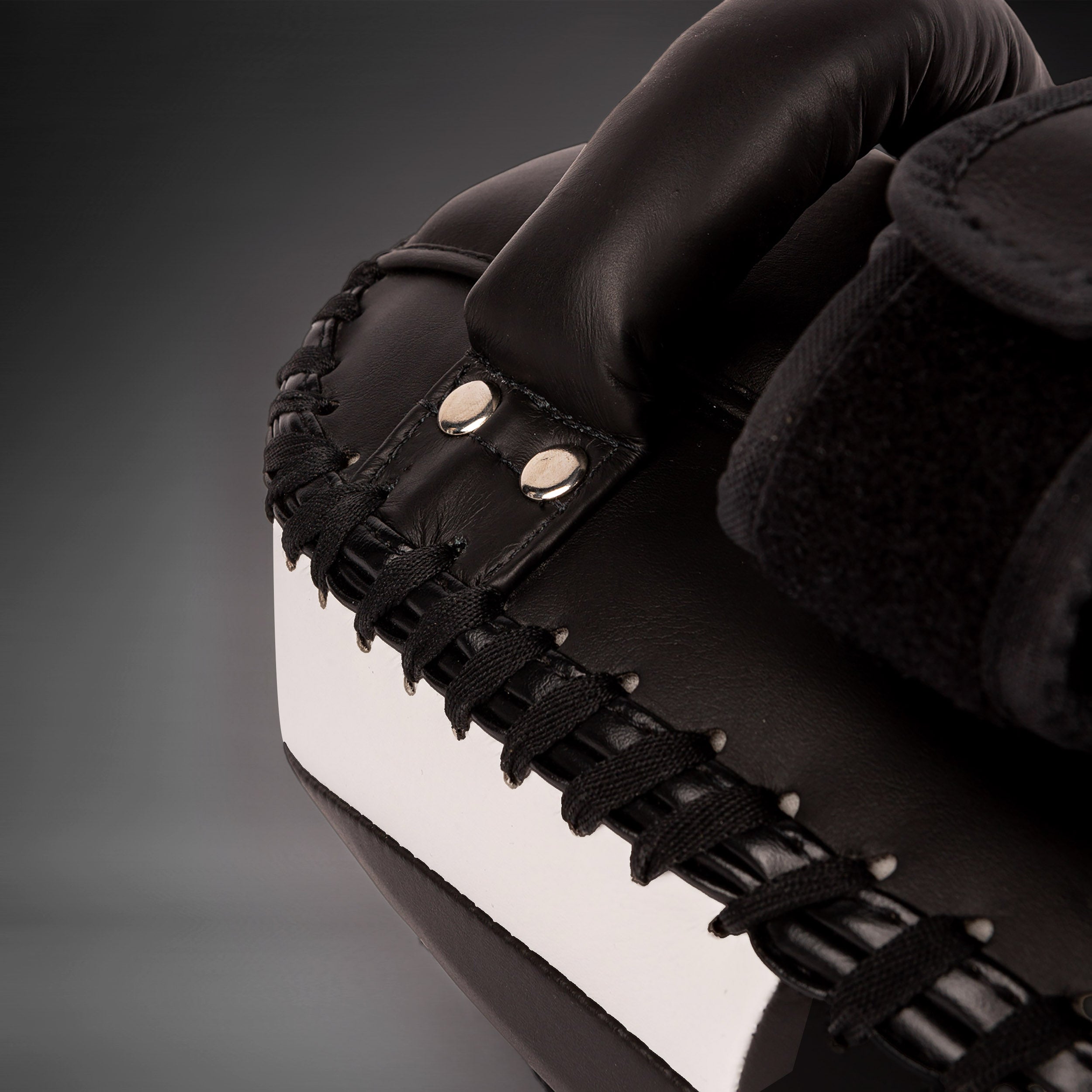 Venum Kickboxing Paos 2.0 z mikrovlákna - černá/bílá