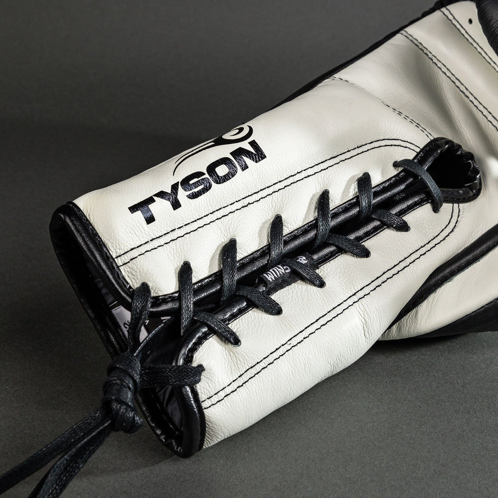 Boxerské rukavice Venum Giant 2.0 Mike Tyson s tkaničkami - tmavě černá/optická bílá