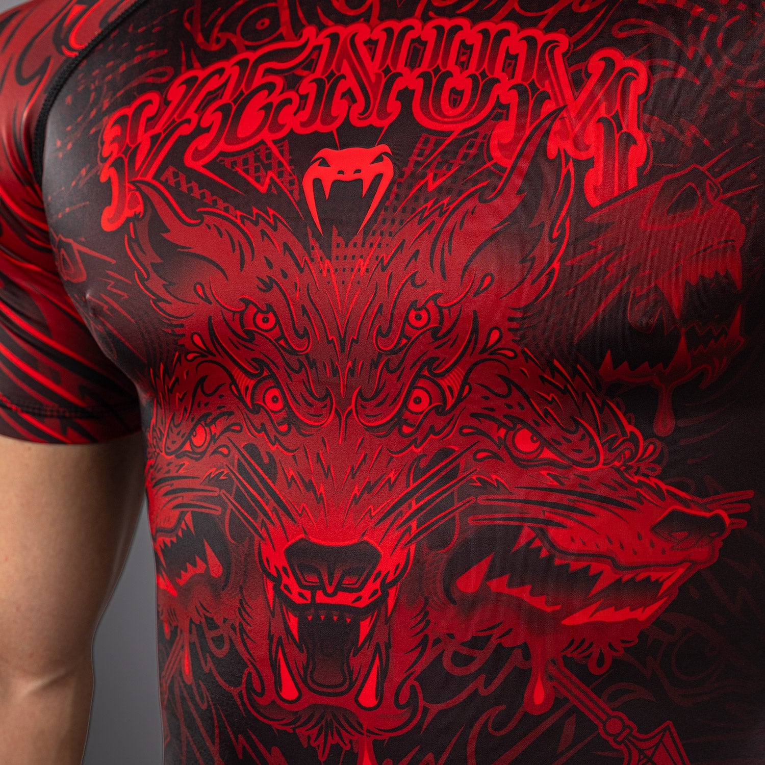 Venum Wolf Atak Rashguard s krátkým rukávem - Černá/Červená