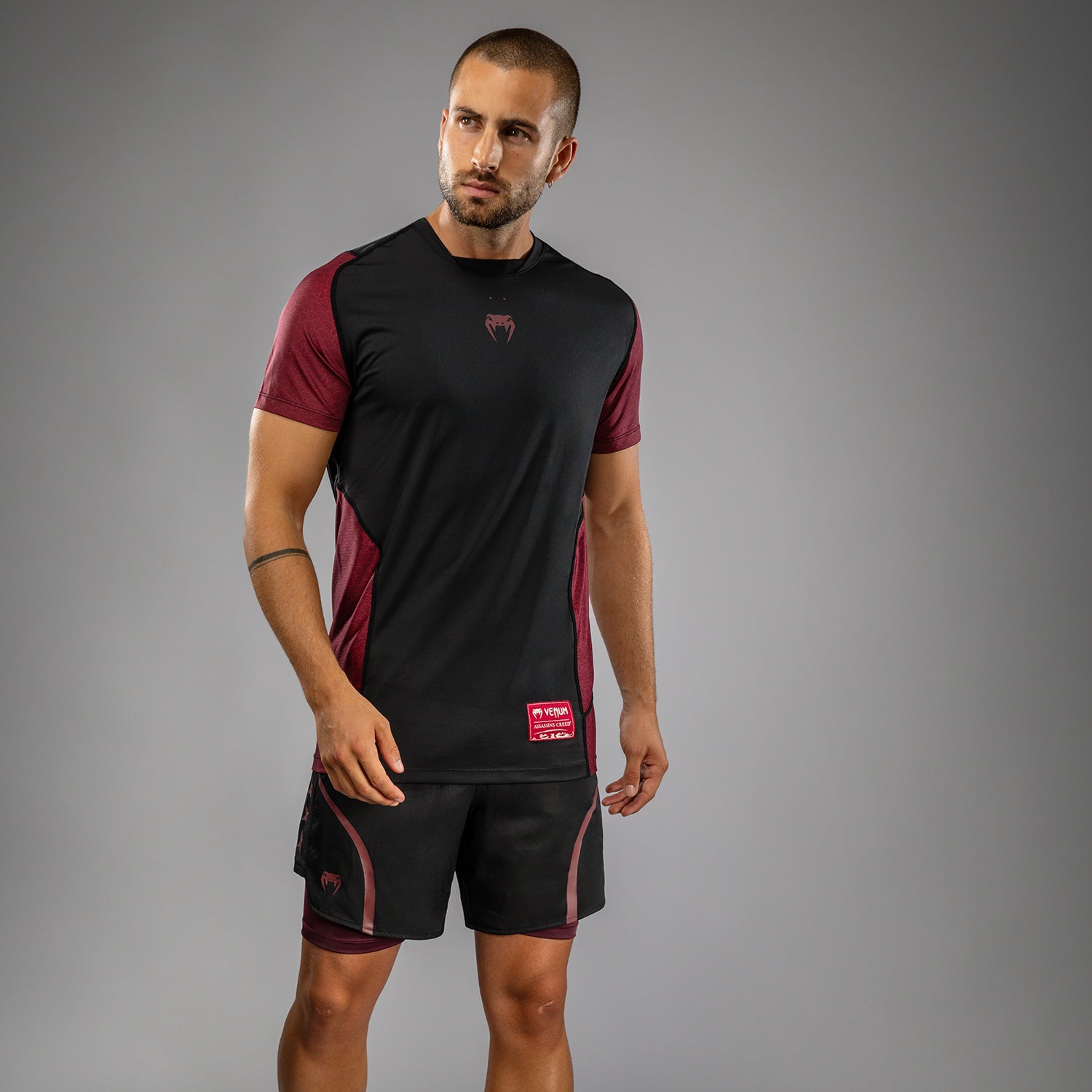 Venum x Assassin’s Creed Shadows Pánské Triko Dry-Tech - Bordová/Černá