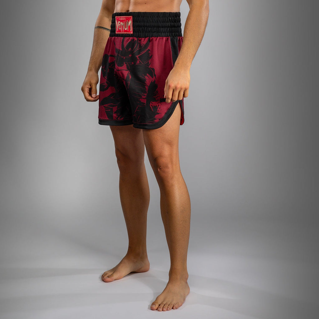 Pánské boxerské kraťasy Venum x Assassin’s Creed Shadows - vínová/černá