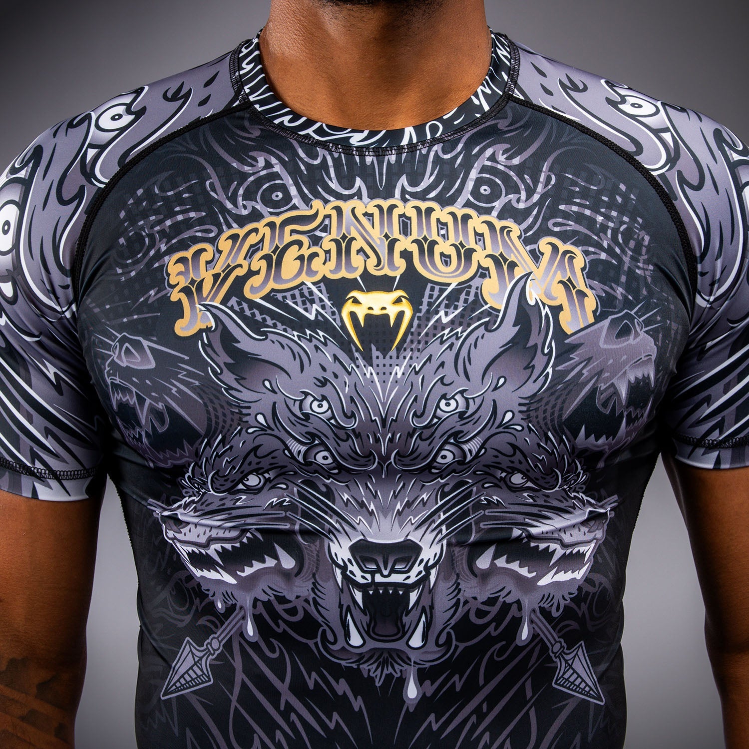 Venum Wolf Atak Rashguard s krátkým rukávem - Černá/Šedá