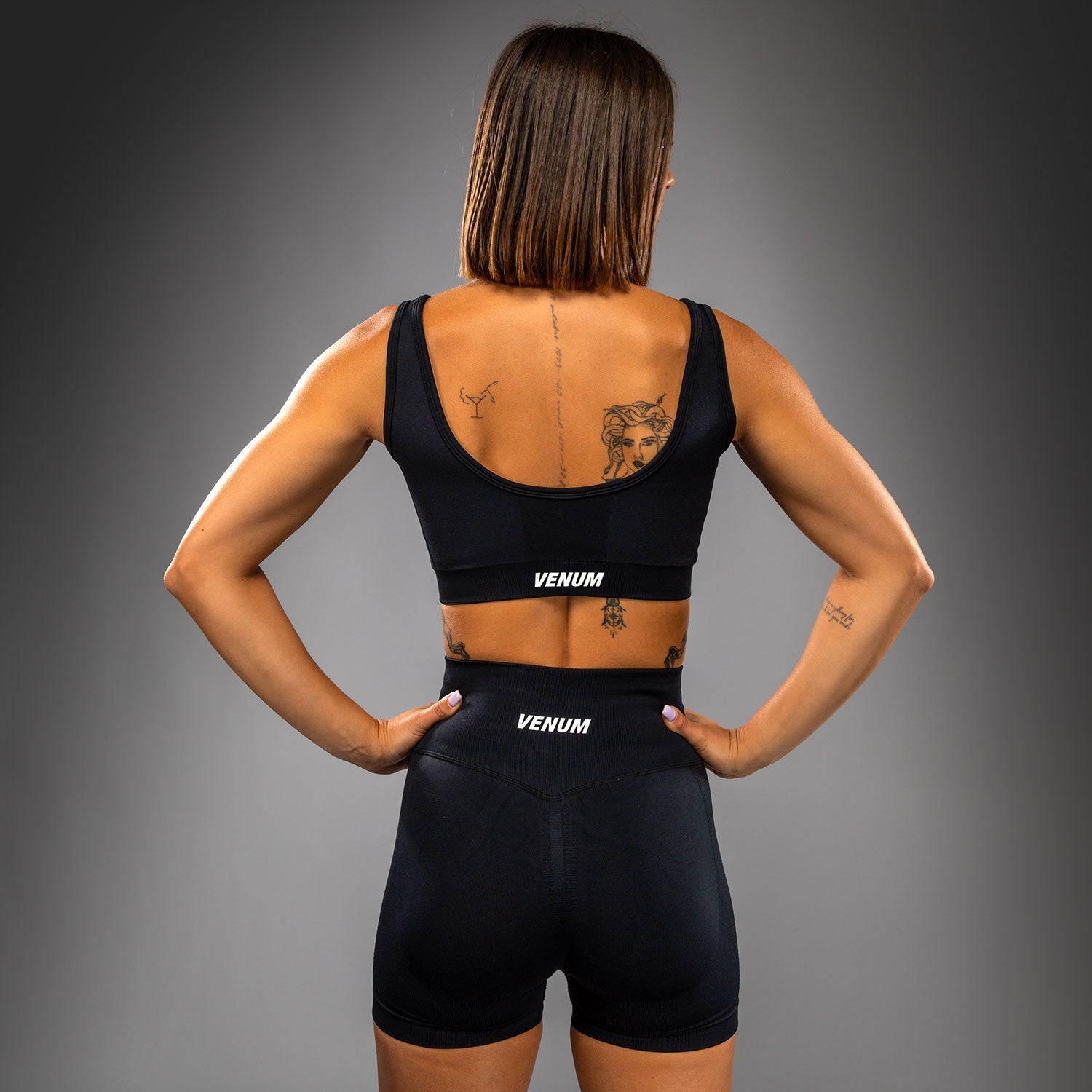 Venum Sculpt Dlouhá sportovní podprsenka - černá/bílá