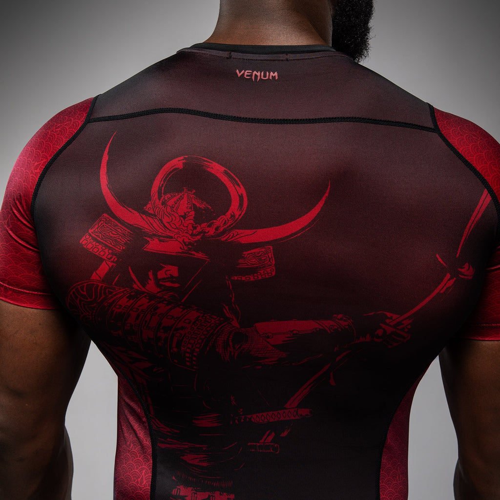Venum x Assassin’s Creed Shadows Pánské tričko s krátkým rukávem Rashguard - vínová/černá