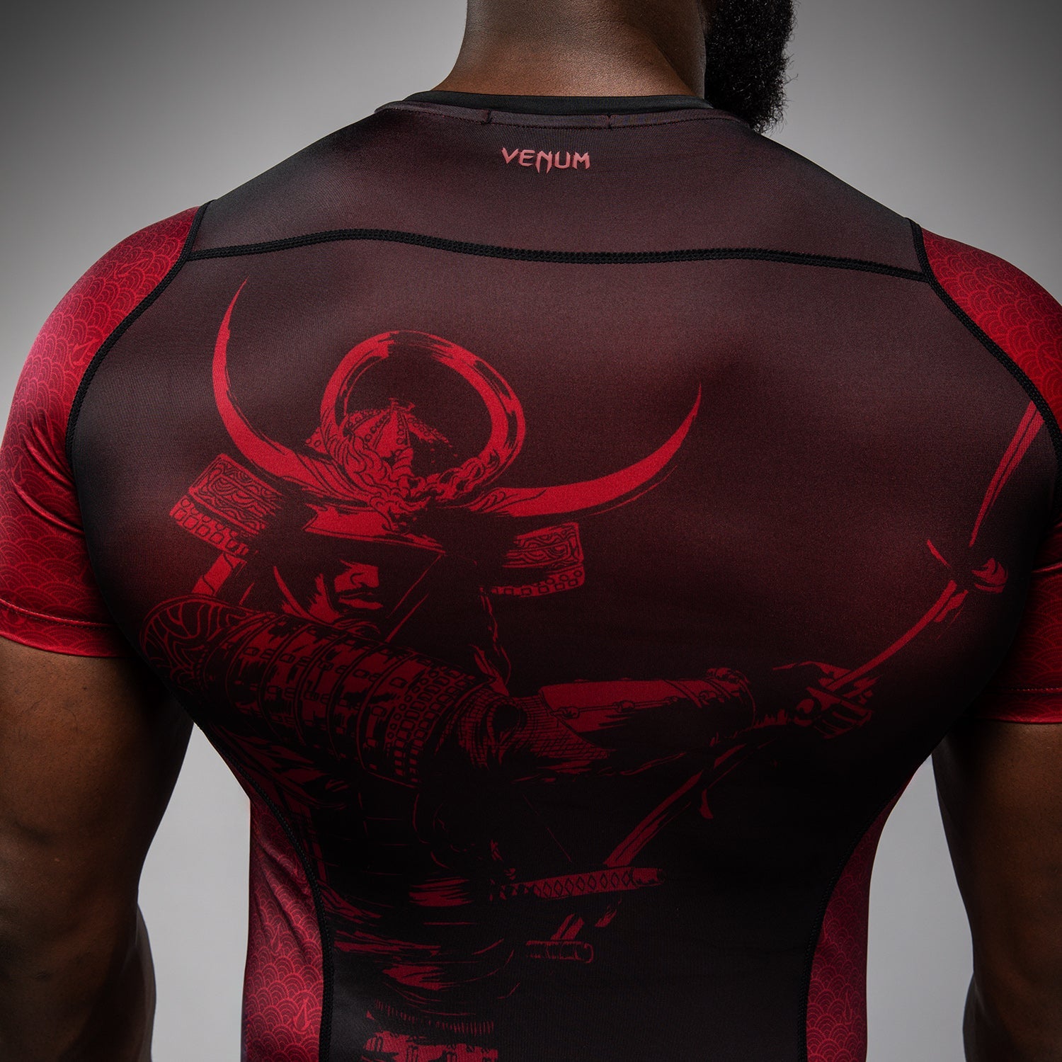 Venum x Assassin’s Creed Shadows Pánské tričko s krátkým rukávem Rashguard - vínová/černá