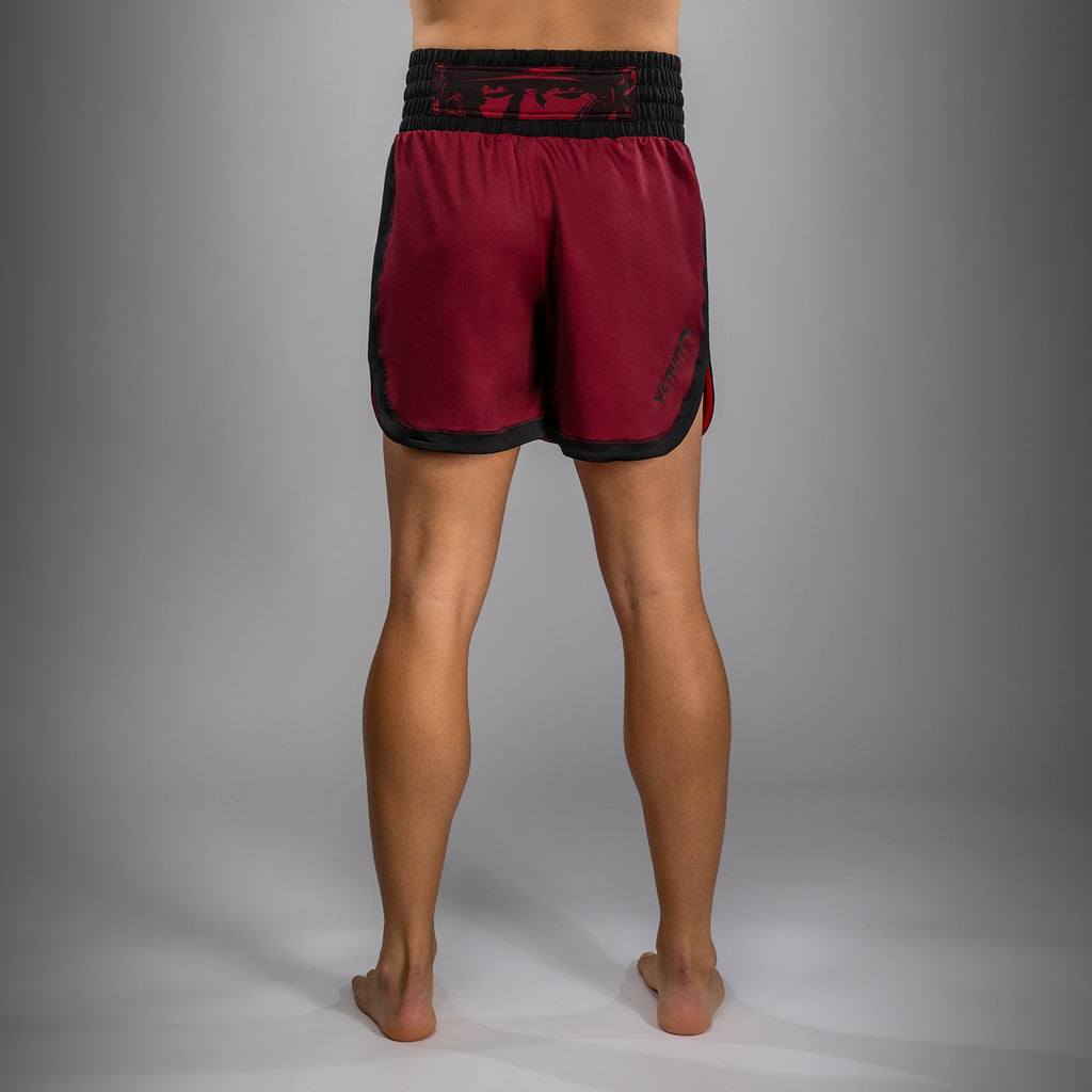 Pánské boxerské kraťasy Venum x Assassin’s Creed Shadows - vínová/černá