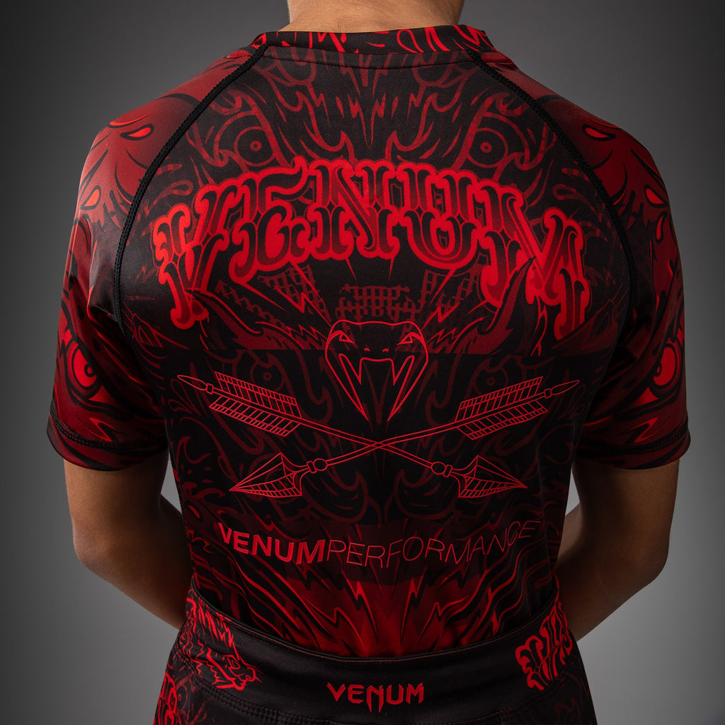 Dětský rashguard Venum Wolf Atak s krátkým rukávem - černá/červená