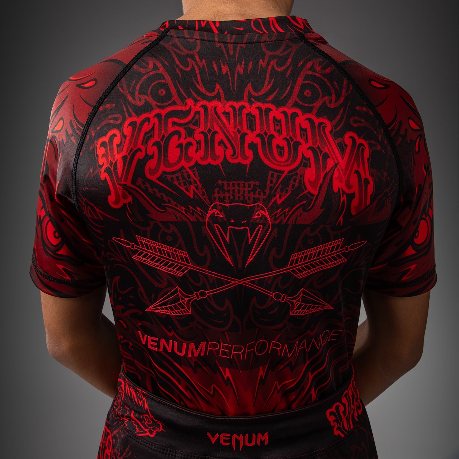 Dětský rashguard Venum Wolf Atak s krátkým rukávem - černá/červená