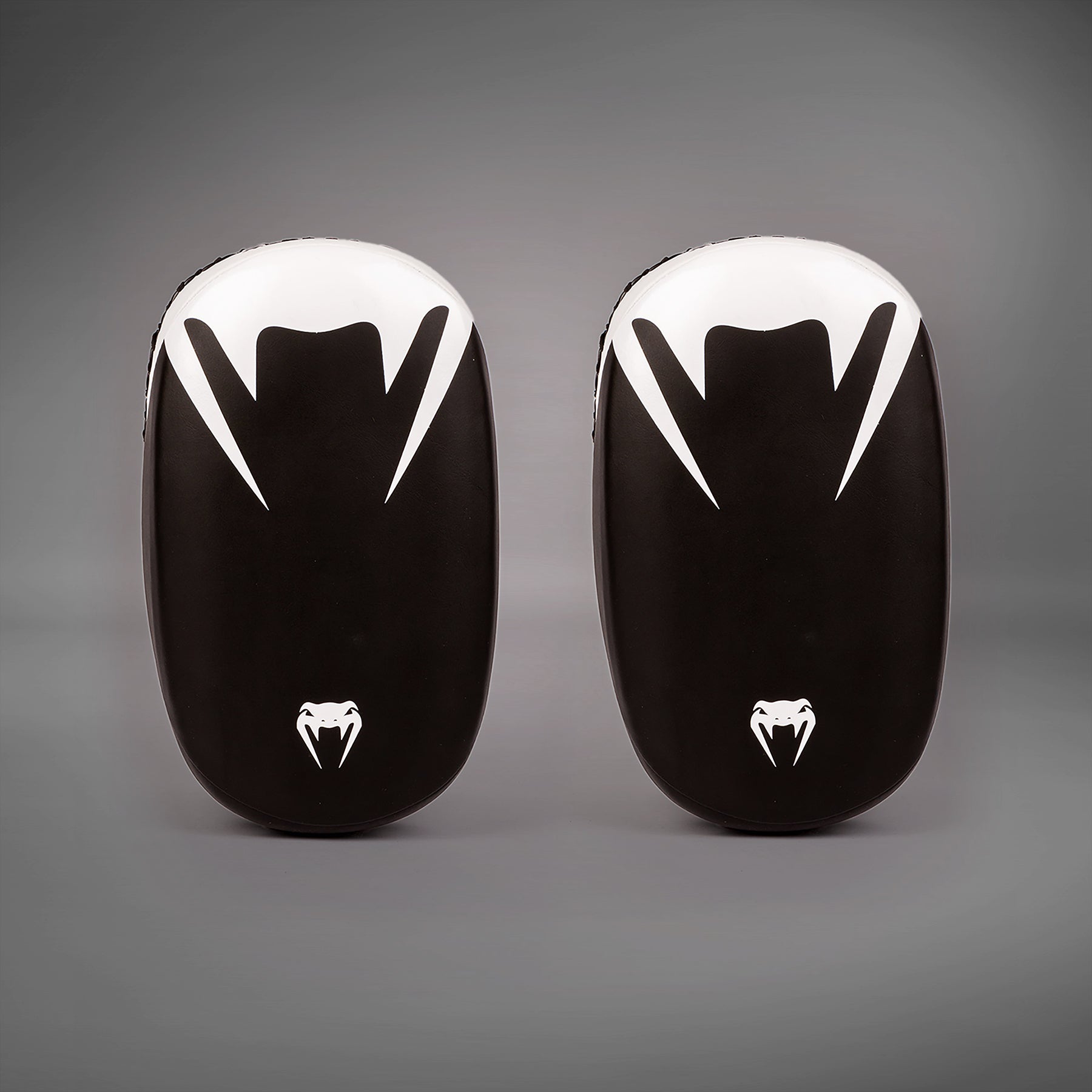 Venum Kickboxing Paos 2.0 z mikrovlákna - černá/bílá