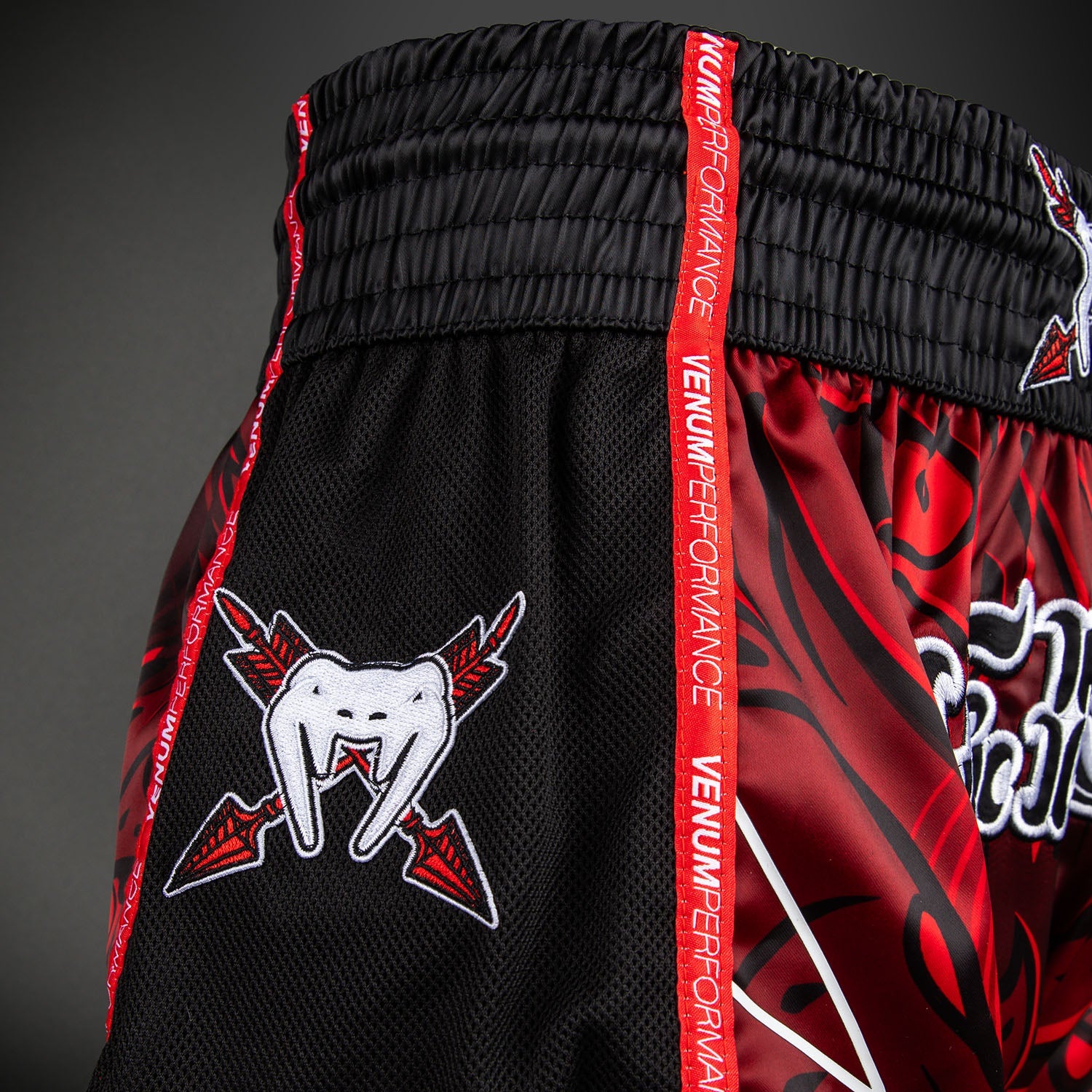 Venum Wolf Atak Muay Thai kraťasy - Černá/Červená
