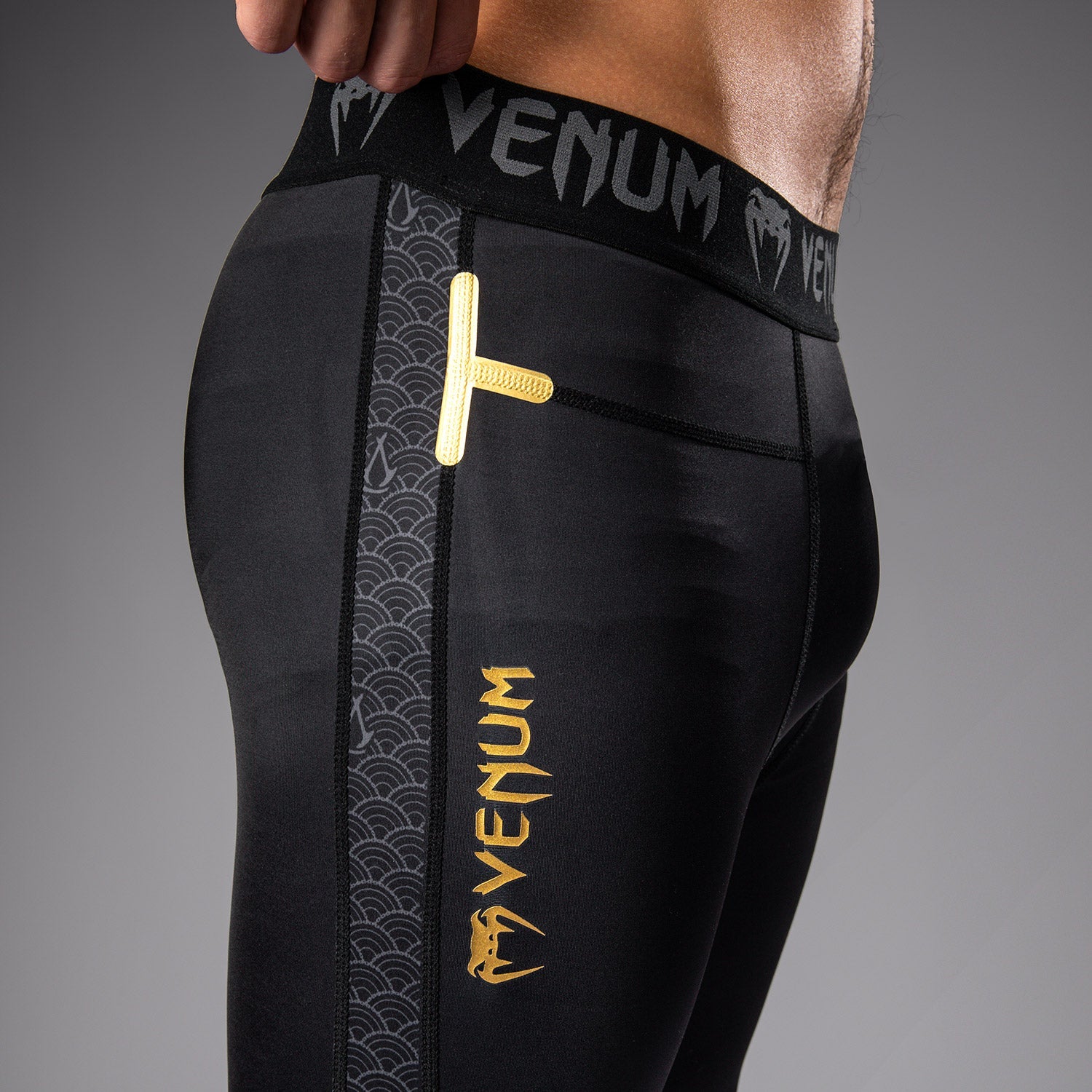 Venum x Assassin's Creed Shadows Spats - Černá/Zlatá