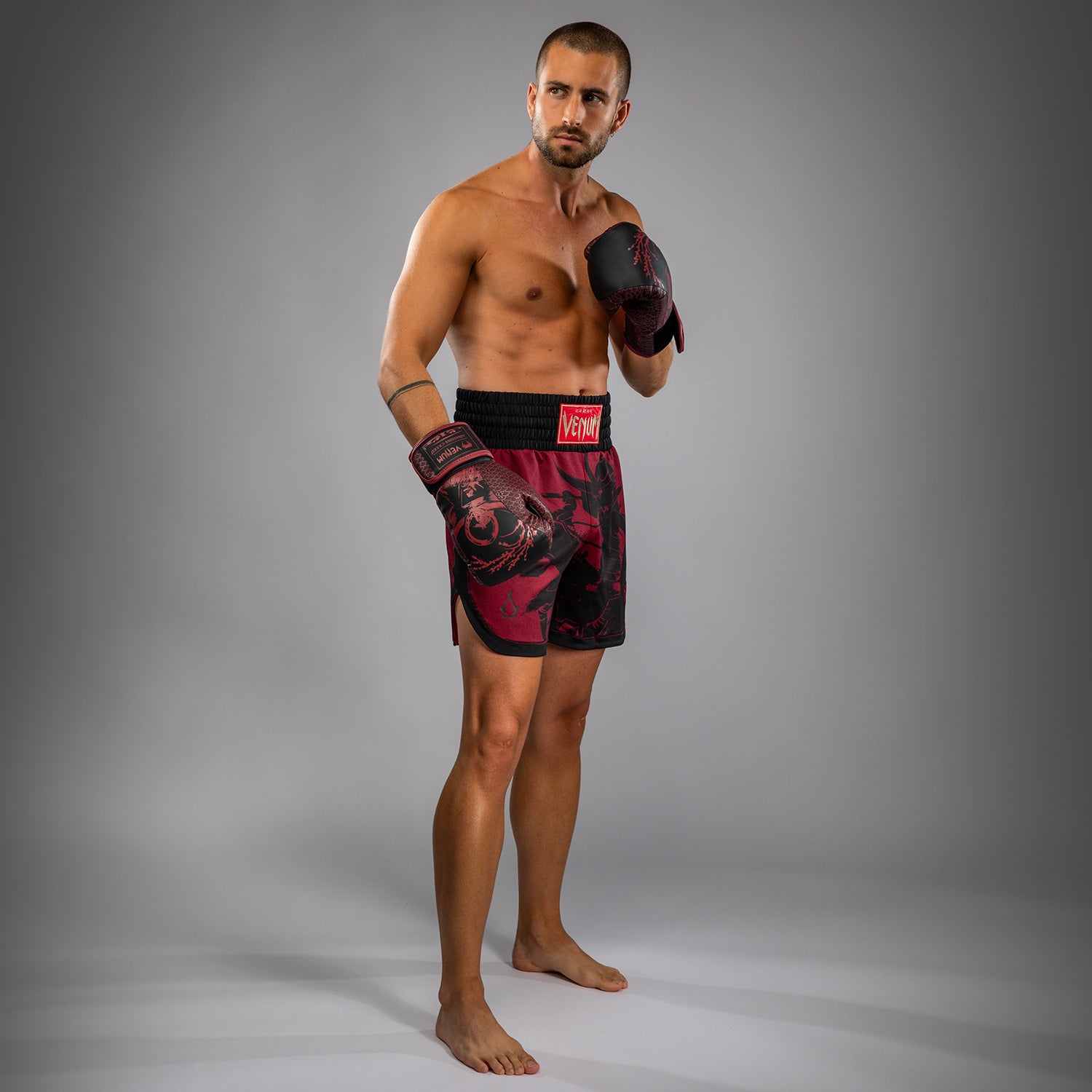 Pánské boxerské kraťasy Venum x Assassin’s Creed Shadows - vínová/černá