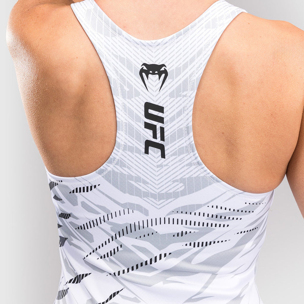 UFC Fusion by Venum Dámské přiléhavé tílko Authentic Fight Night s všitou sportovní podprsenkou - bílé