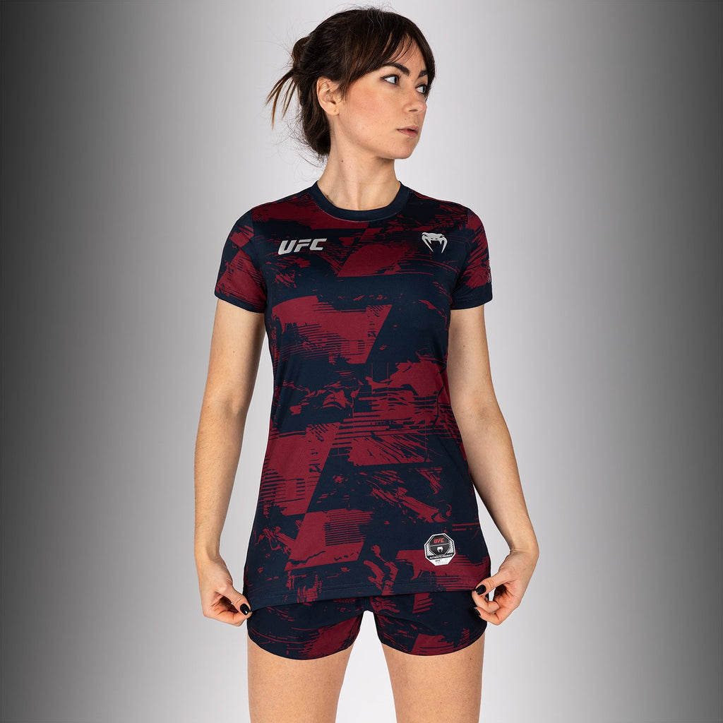 Dámské tričko UFC Zenith by Venum v autentickém provedení Fight Week s krátkým rukávem v barvě burgundské červené