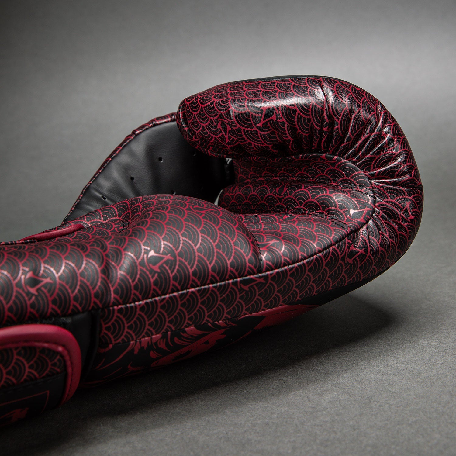 Venum x Assassin's Creed Shadows boxerské rukavice - vínová/černá