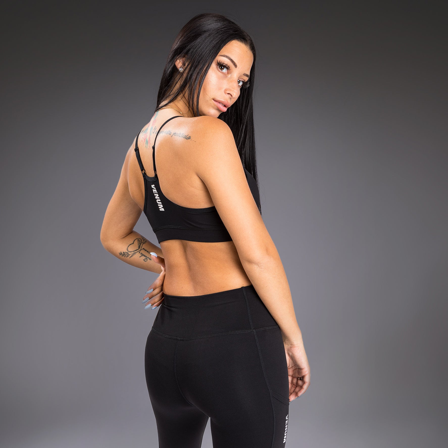 Venum Essential Podprsenka pro sport s nízkou zátěží - Černá