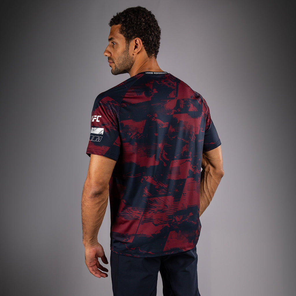 Pánské tričko UFC Zenith by Venum v autentické barvě týmu UFC Fight Week s krátkým rukávem v burgundské barvě