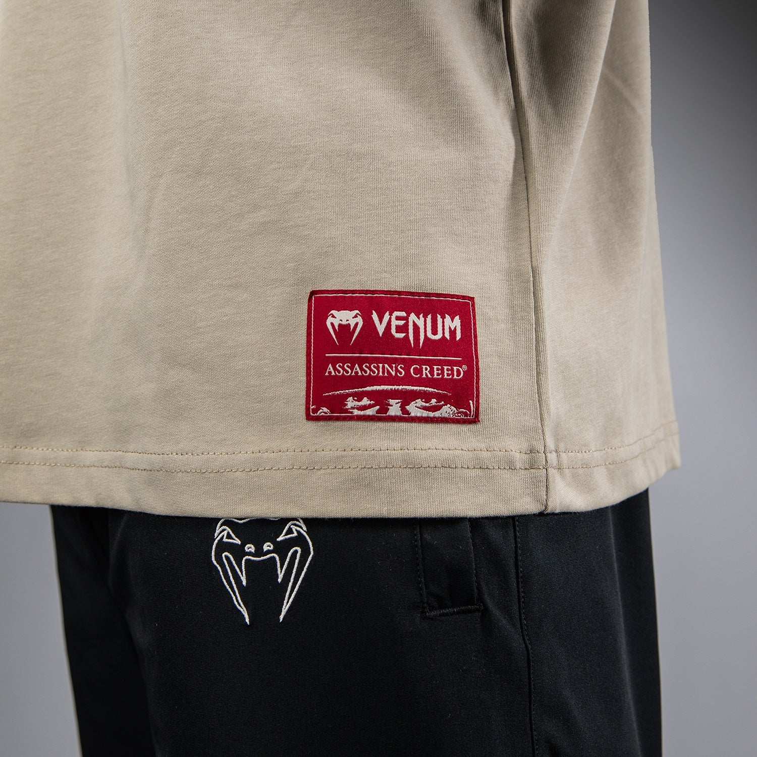Venum x Assassin’s Creed Shadows Tričko - Písek