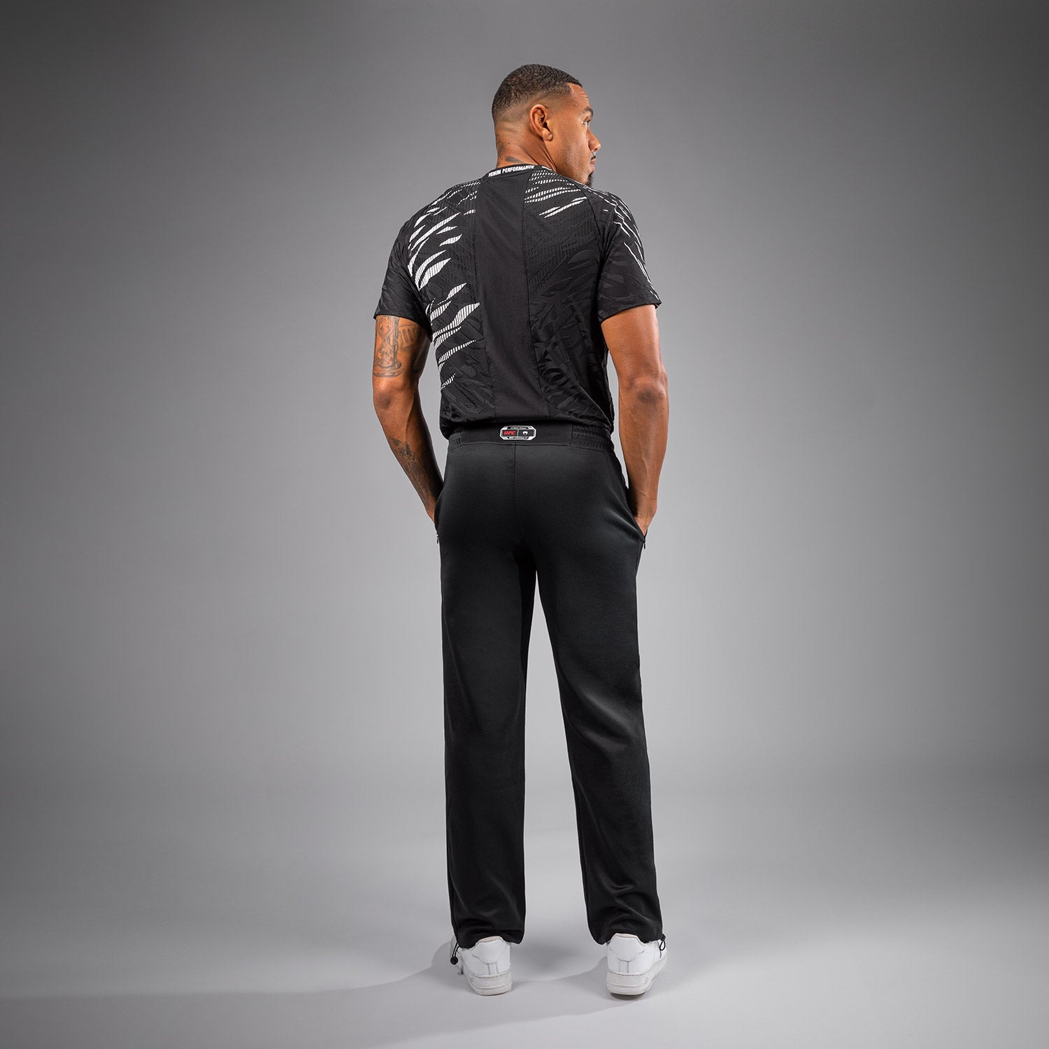 UFC Fusion by Venum Authenticní pánské kalhoty na vycházku s rovnými nohavicemi - Černá