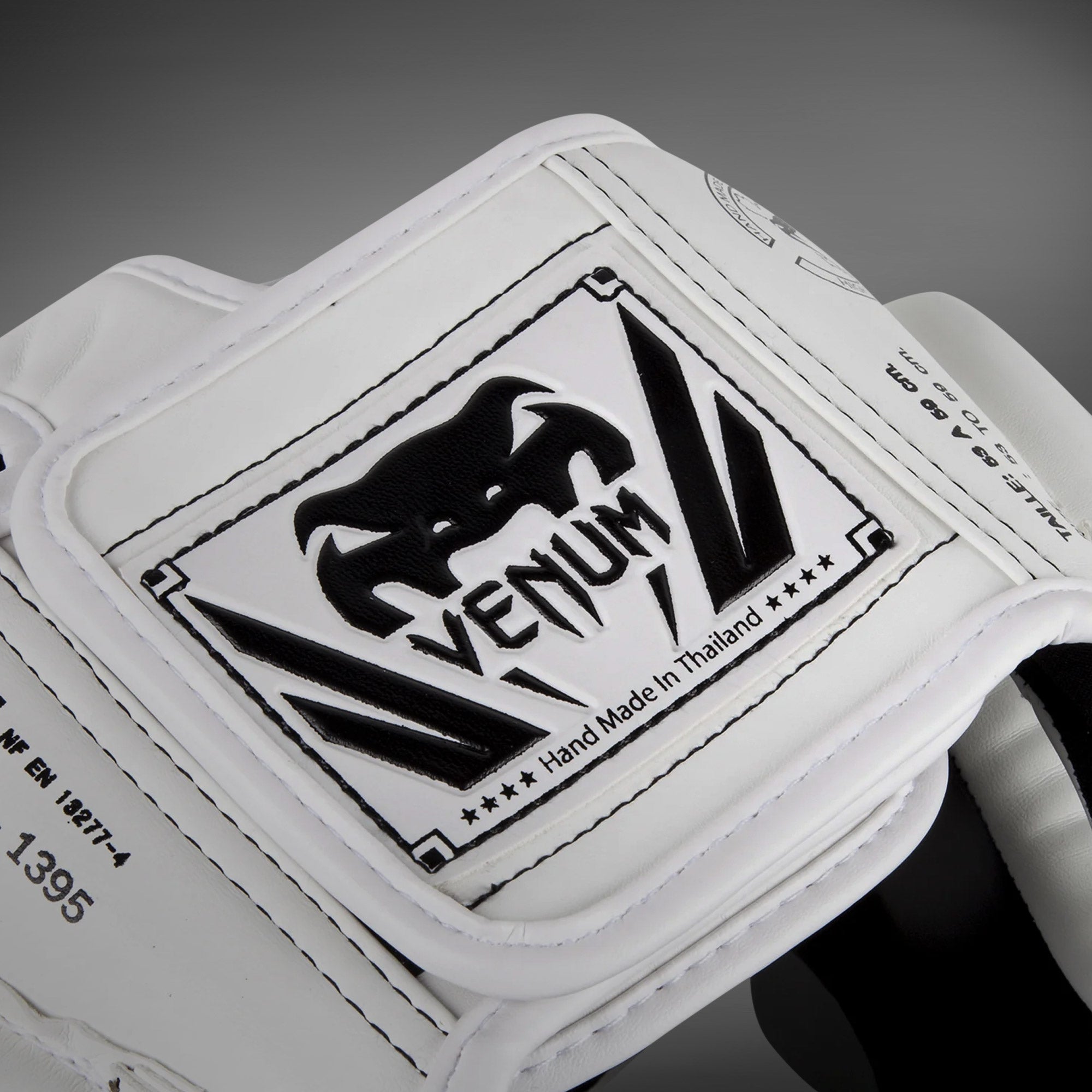 Venum Elite Headgear – Bílá/Černá