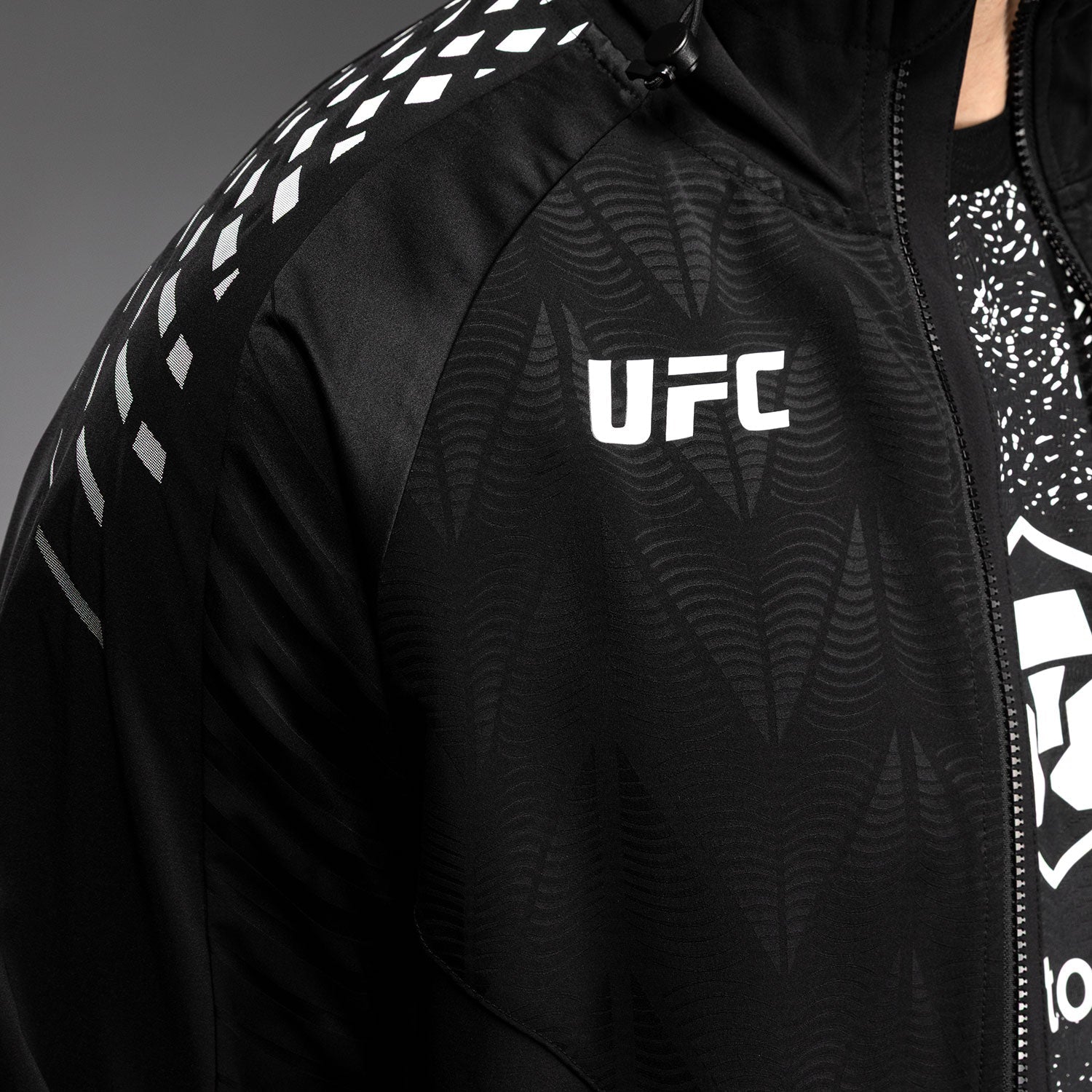 Pánská autentická mikina Venum UFC Zenith pro vstup do klece v černé barvě